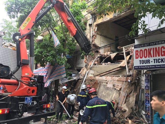 Hà Nội: Sập nhà trên phố Hàng Bông, giải cứu 1 người mắc kẹt ảnh 4