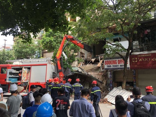 Hà Nội: Sập nhà trên phố Hàng Bông, giải cứu 1 người mắc kẹt ảnh 5