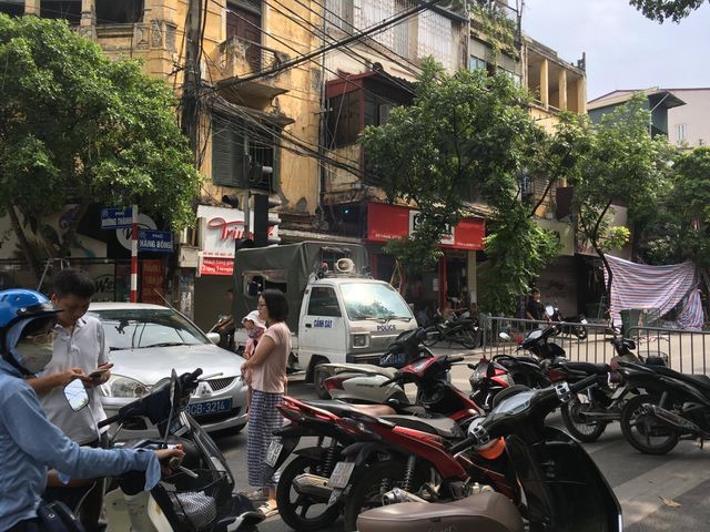 Hà Nội: Sập nhà trên phố Hàng Bông, giải cứu 1 người mắc kẹt ảnh 6