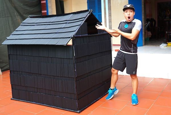 Sau nhà ống hút khổng lồ, vlogger NTN lại gây tranh cãi khi leo cột điện cao 100 mét ảnh 1