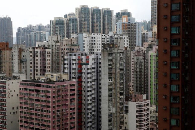 Tuyệt vọng vì giá nhà, giới trẻ Hong Kong sống căn hộ "đầu chạm trần" ảnh 1