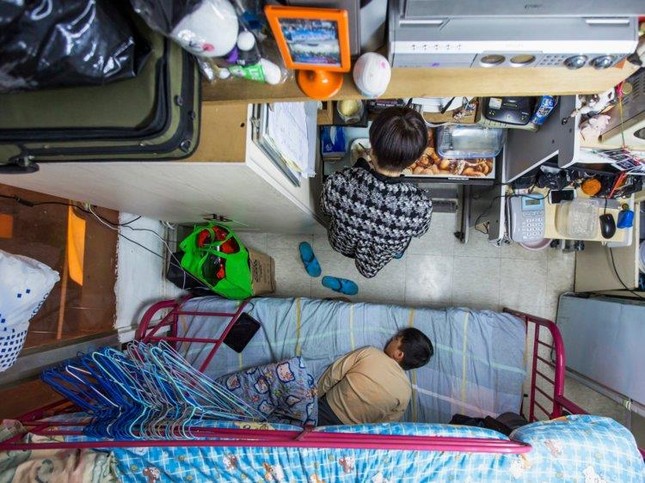 Tuyệt vọng vì giá nhà, giới trẻ Hong Kong sống căn hộ "đầu chạm trần" ảnh 2