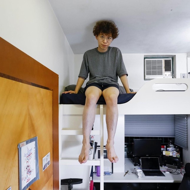 Tuyệt vọng vì giá nhà, giới trẻ Hong Kong sống căn hộ "đầu chạm trần" ảnh 3