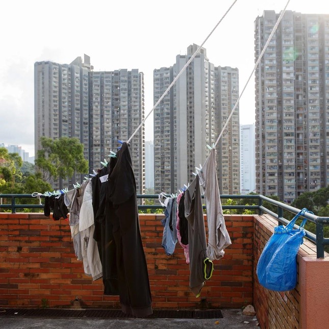 Tuyệt vọng vì giá nhà, giới trẻ Hong Kong sống căn hộ "đầu chạm trần" ảnh 4