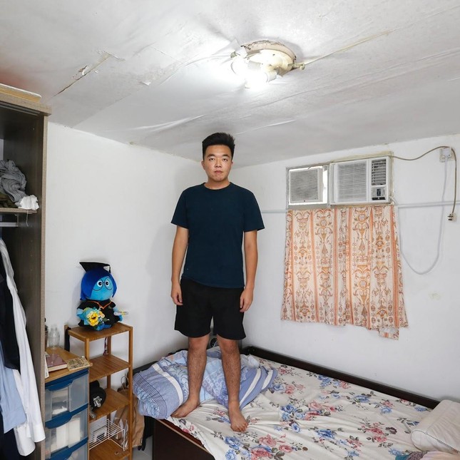 Tuyệt vọng vì giá nhà, giới trẻ Hong Kong sống căn hộ "đầu chạm trần" ảnh 5