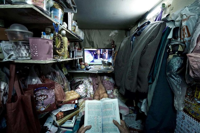 Tuyệt vọng vì giá nhà, giới trẻ Hong Kong sống căn hộ "đầu chạm trần" ảnh 6