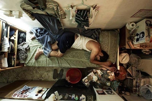 Tuyệt vọng vì giá nhà, giới trẻ Hong Kong sống căn hộ "đầu chạm trần" ảnh 7
