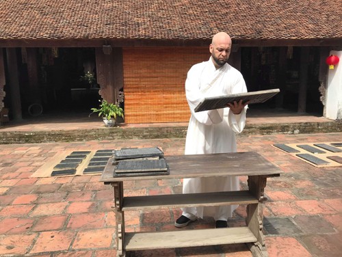 Võ sư Flores đóng vai nhà sư trong phim Việt chiếu mạng ảnh 1