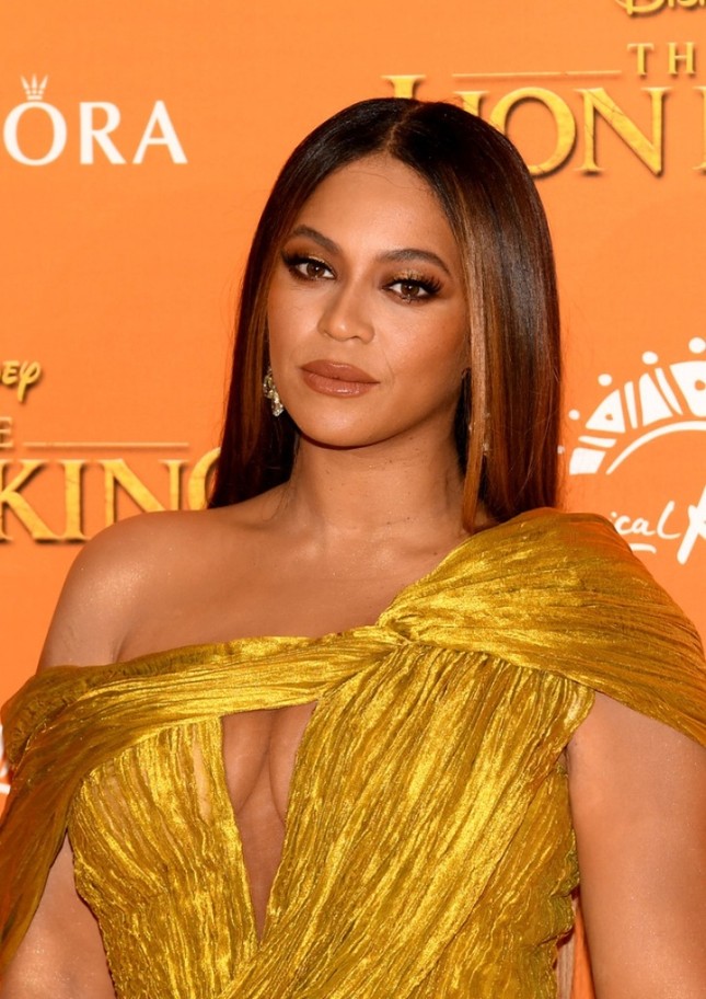 Ca sĩ Beyoncé diện thiết kế vàng rực của NTK Công Trí đi dự ra mắt phim “Vua sư tử” ảnh 2