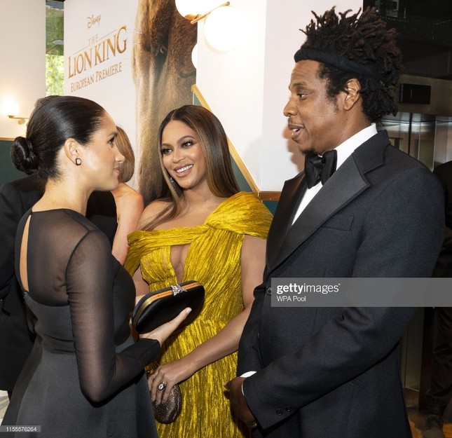 Ca sĩ Beyoncé diện thiết kế vàng rực của NTK Công Trí đi dự ra mắt phim “Vua sư tử” ảnh 3