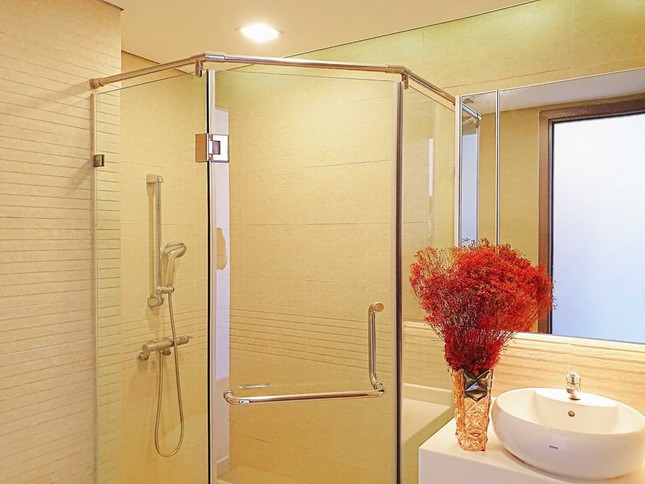 Khám phá nội thất sang chảnh trong căn chung cư 6 tỷ của ca sĩ Nathan Lee ảnh 3