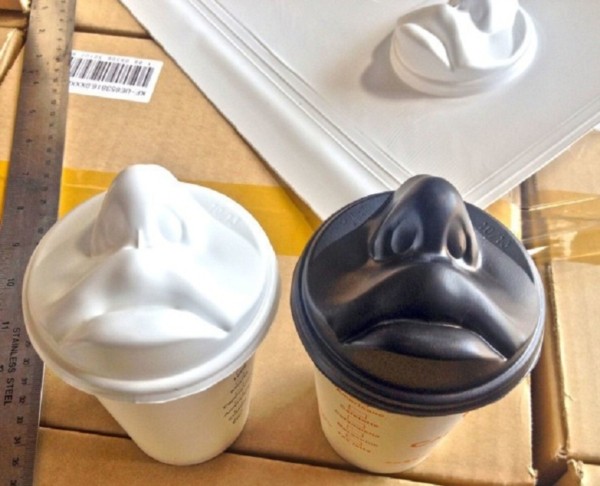 Vừa uống cafe vừa "hôn môi" - chiếc cốc "2 in 1" khuấy đảo cộng đồng F.A ảnh 1