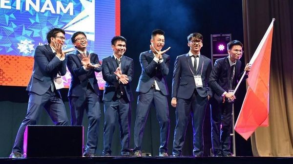 Dàn nam sinh "múa quạt" ăn mừng trên sân khấu trao giải đạt huy chương Toán Quốc tế ảnh 1
