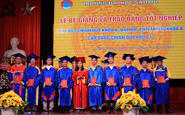 Các bạn trẻ hào hứng tham gia ngày hội tuyển dụng việc làm tại trường Đại học Sao Đỏ ảnh 1