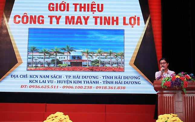 Các bạn trẻ hào hứng tham gia ngày hội tuyển dụng việc làm tại trường Đại học Sao Đỏ ảnh 2