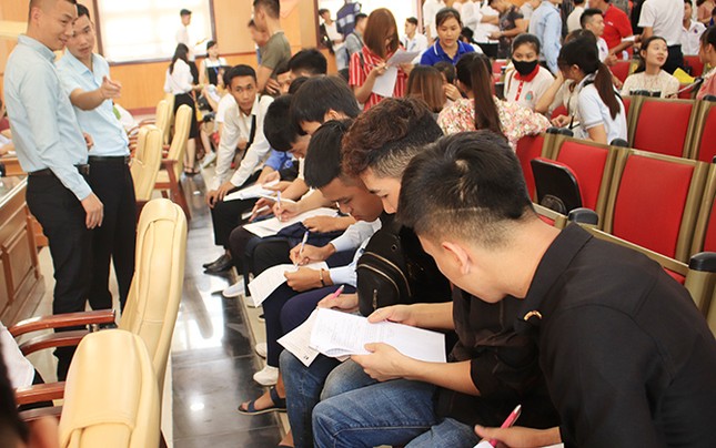Các bạn trẻ hào hứng tham gia ngày hội tuyển dụng việc làm tại trường Đại học Sao Đỏ ảnh 3