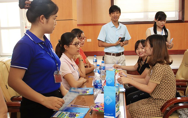 Các bạn trẻ hào hứng tham gia ngày hội tuyển dụng việc làm tại trường Đại học Sao Đỏ ảnh 4