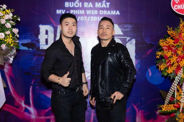 Akira Phan lộ diện sau phẩu thuật thẩm mỹ, đến chúc mừng bạn cũ ra mắt phim mới ảnh 1