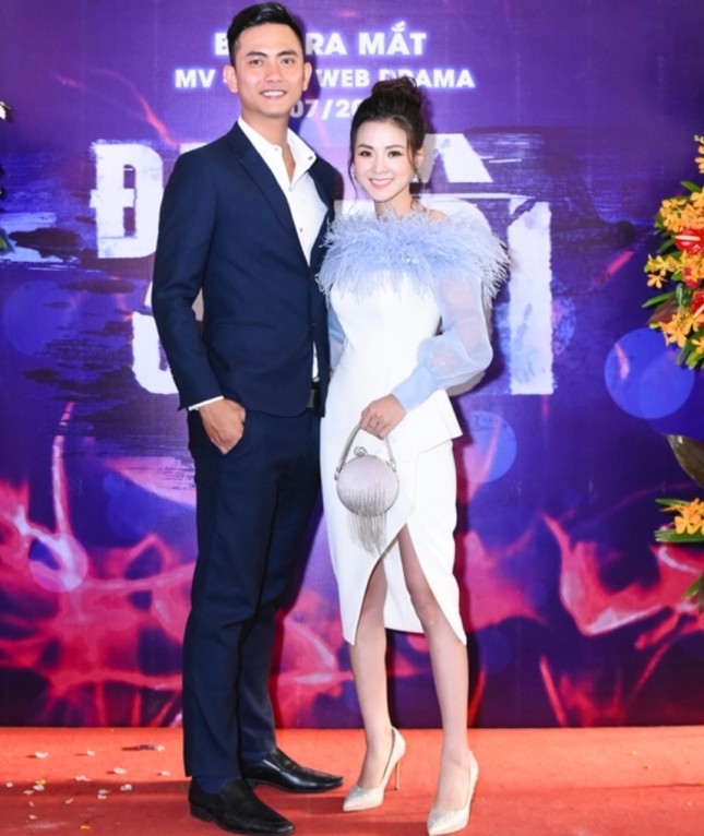 Akira Phan lộ diện sau phẩu thuật thẩm mỹ, đến chúc mừng bạn cũ ra mắt phim mới ảnh 2
