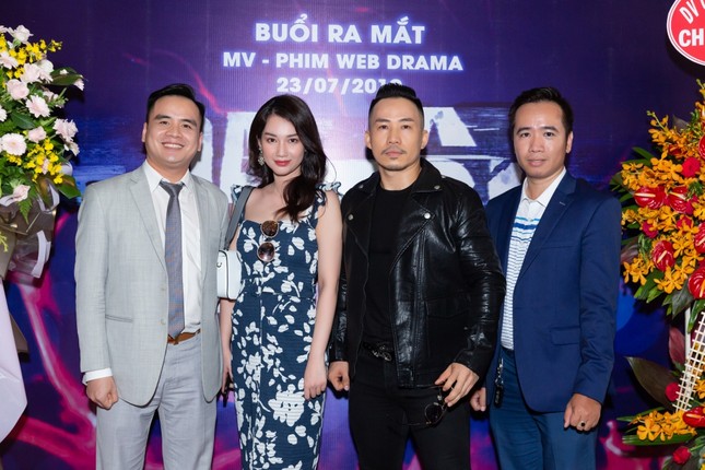 Akira Phan lộ diện sau phẩu thuật thẩm mỹ, đến chúc mừng bạn cũ ra mắt phim mới ảnh 4
