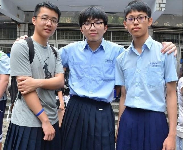 Trường học đầu tiên ở Đài Loan cho phép nam sinh mặc váy đi học ảnh 1