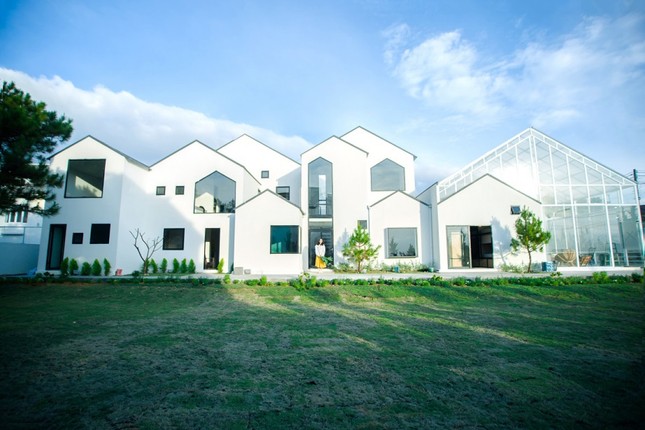 Một Đà Lạt lạ lẫm mà đẹp như tranh qua khung cửa sổ những căn homestay thơ mộng ảnh 1