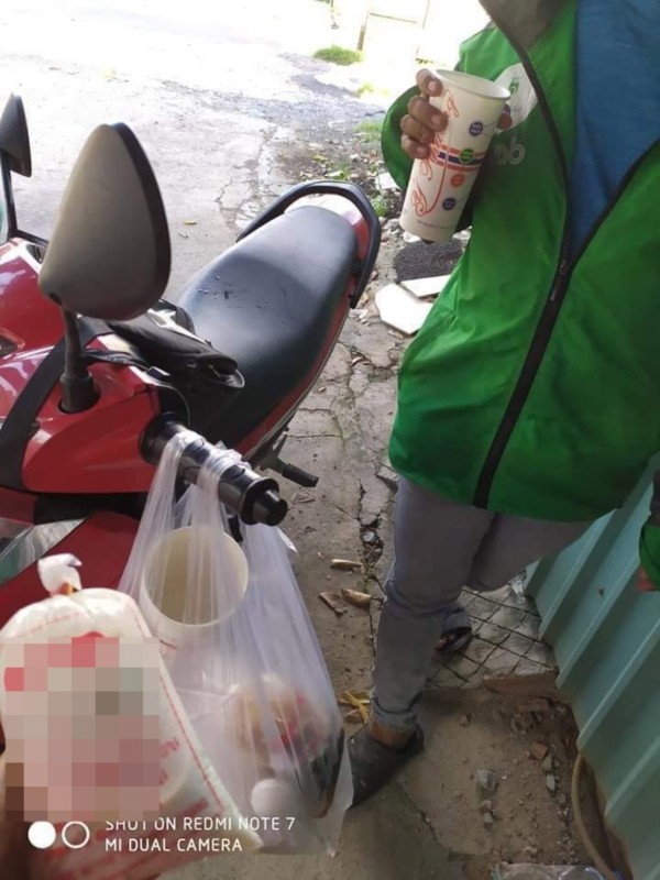 Bị "bùng" 6 ly chè Thái size L, shipper vừa ăn chè vừa khóc giữa cái nắng 40 độ C ảnh 1