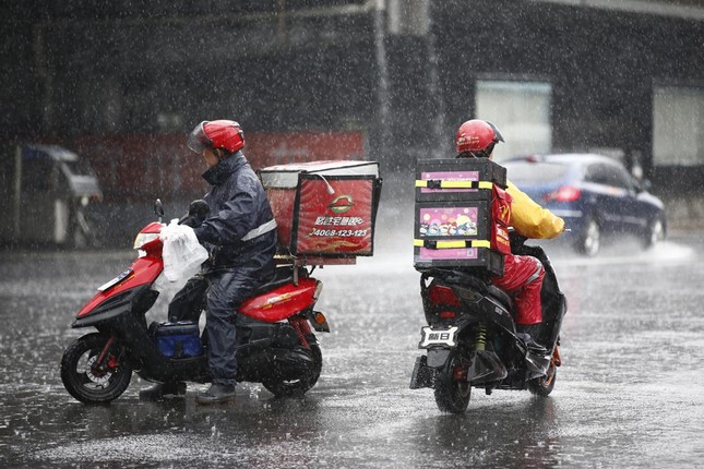 Cuộc sống "chạy đua với thời gian" của các shipper trẻ ở Trung Quốc ảnh 3