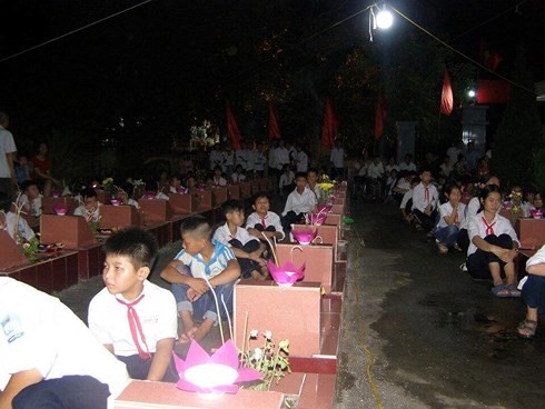 Phòng GD&ĐT Tứ Kỳ nói gì về việc cho học sinh “canh” mộ anh hùng liệt sỹ vào buổi tối? ảnh 2
