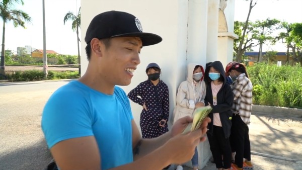 Bị dân tình đồng loạt ném đá, YouTuber NTN làm vội clip "nhặt rác đổi tiền" ảnh 5