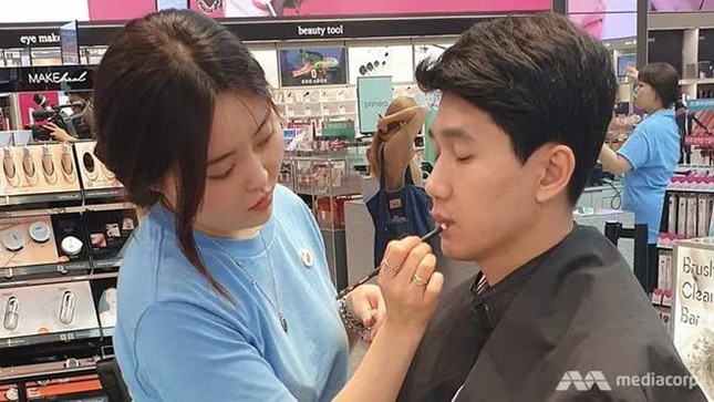 Nam giới Hàn Quốc trang điểm khi đi làm, ngày càng "nữ tính" ảnh 1