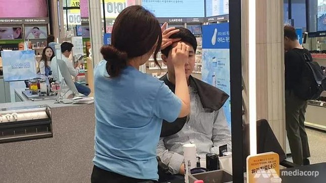 Nam giới Hàn Quốc trang điểm khi đi làm, ngày càng "nữ tính" ảnh 2