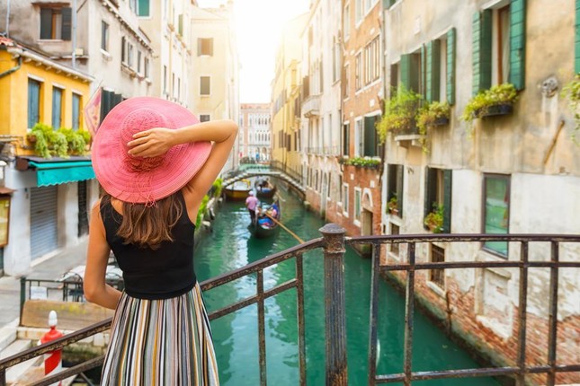 Cấm để ngực trần, đi bộ và những quy định cho du khách ở Venice ảnh 1