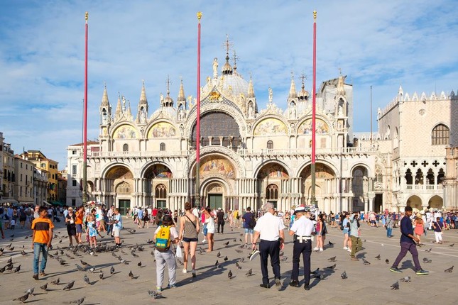 Cấm để ngực trần, đi bộ và những quy định cho du khách ở Venice ảnh 3