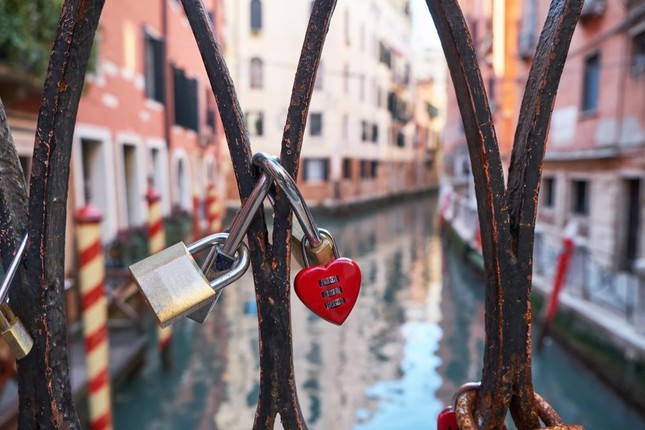 Cấm để ngực trần, đi bộ và những quy định cho du khách ở Venice ảnh 5