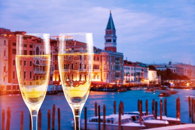 Cấm để ngực trần, đi bộ và những quy định cho du khách ở Venice ảnh 6