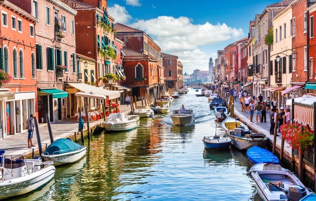 Cấm để ngực trần, đi bộ và những quy định cho du khách ở Venice ảnh 7