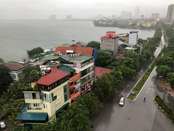 Hú hồn hình ảnh người đi đường thoát nạn trong gang tấc vì cây đổ do mưa bão ở Hà Nội ảnh 2