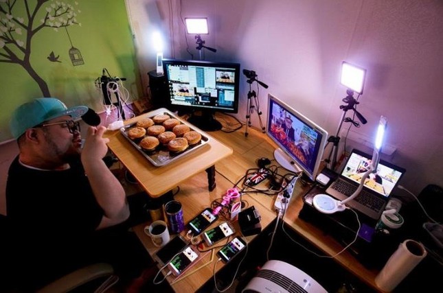 Thiếu thốn tình cảm, đàn ông Trung Quốc vung tiền cho nữ streamer ảnh 2