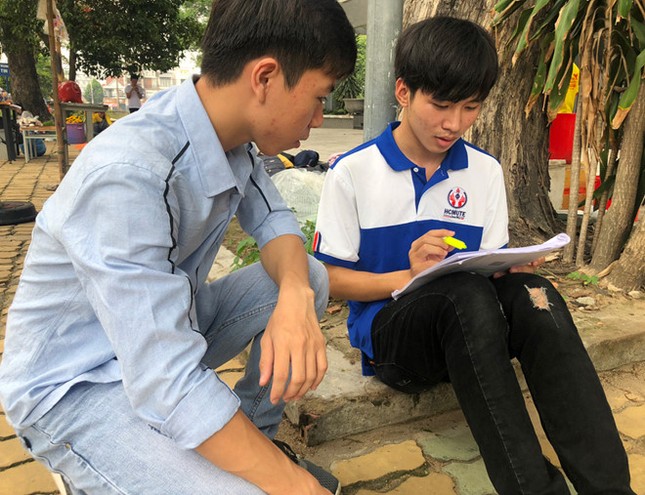 Vì sao khi vào học đại học, các bạn sinh viên dễ bị điểm thấp? ảnh 1
