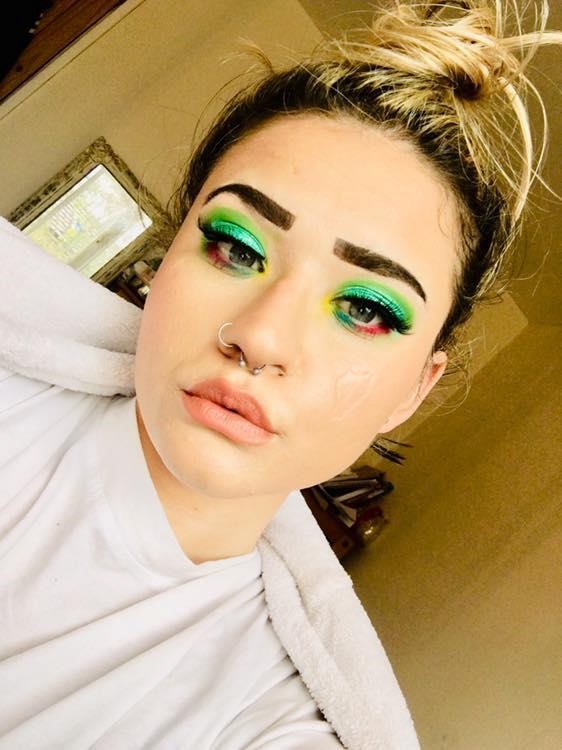 Cô gái Anh cụt tứ chi trở thành beauty blogger nổi tiếng trên mạng ảnh 1