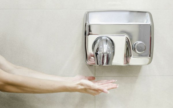 Dùng máy sấy tay ở nhà vệ sinh công cộng đã lâu nhưng bạn có biết sự thật kinh khủng này? ảnh 1
