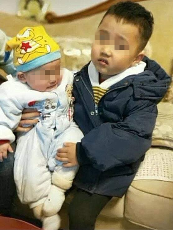 Vẻ mặt ngán ngẩm của cậu bé khi phải bế em khiến cư dân mạng thích thú ảnh 1