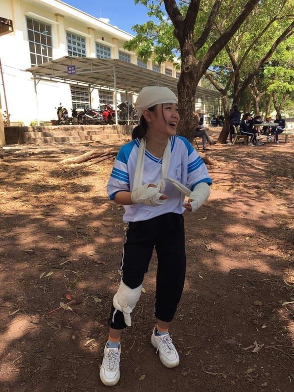 Loạt ảnh "thầy chỉ" và "học sinh làm" khi băng bó vết thương khác nhau "1 trời 1 vực" ảnh 4