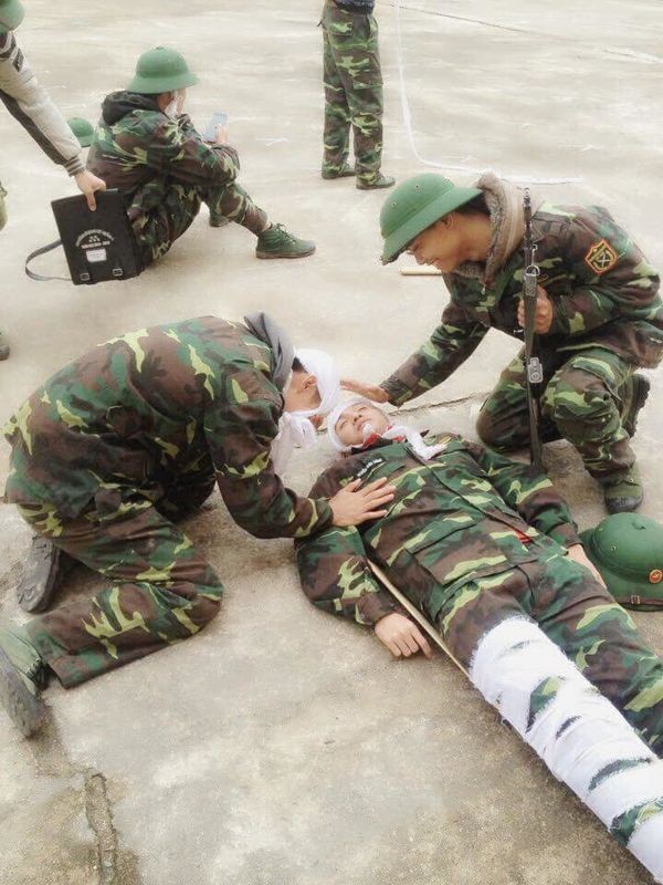 Loạt ảnh "thầy chỉ" và "học sinh làm" khi băng bó vết thương khác nhau "1 trời 1 vực" ảnh 7