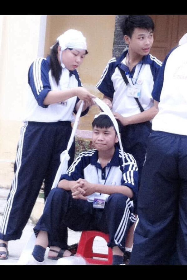 Loạt ảnh "thầy chỉ" và "học sinh làm" khi băng bó vết thương khác nhau "1 trời 1 vực" ảnh 9