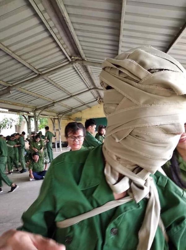 Loạt ảnh "thầy chỉ" và "học sinh làm" khi băng bó vết thương khác nhau "1 trời 1 vực" ảnh 11