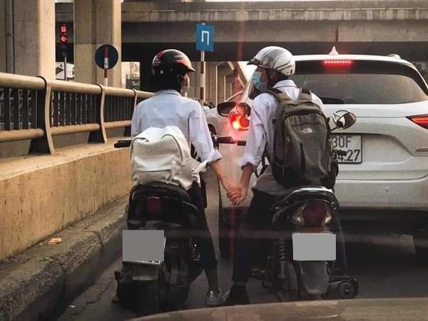 Đôi bạn nắm chặt tay nhau khi chờ đèn đỏ khiến dân mạng xuýt xoa: Ngôn tình ngay giữa đời thực! ảnh 1