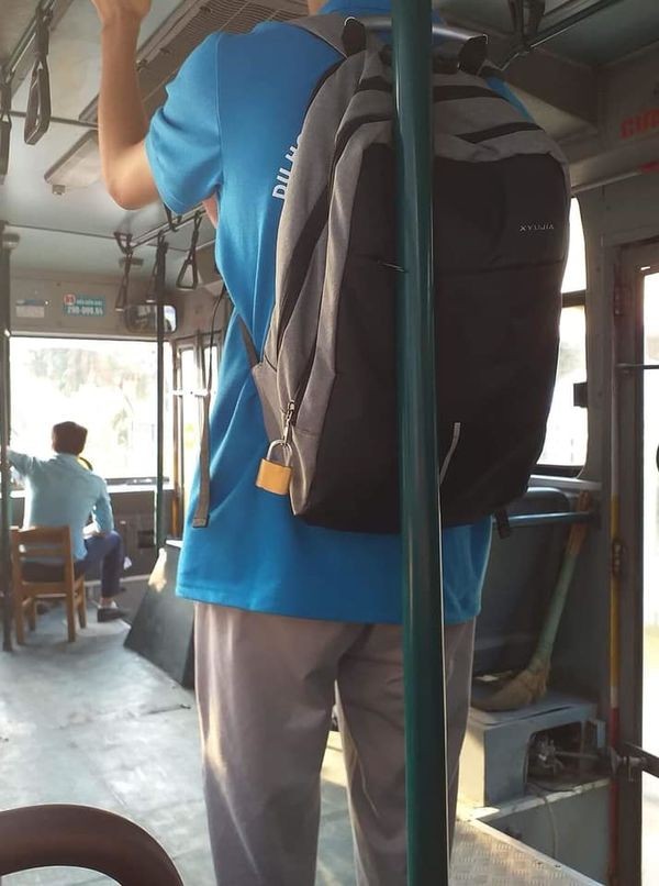 Khi bạn đi xe bus nhưng không yên tâm về sự an toàn của balo, hãy học hỏi nam sinh này! ảnh 1