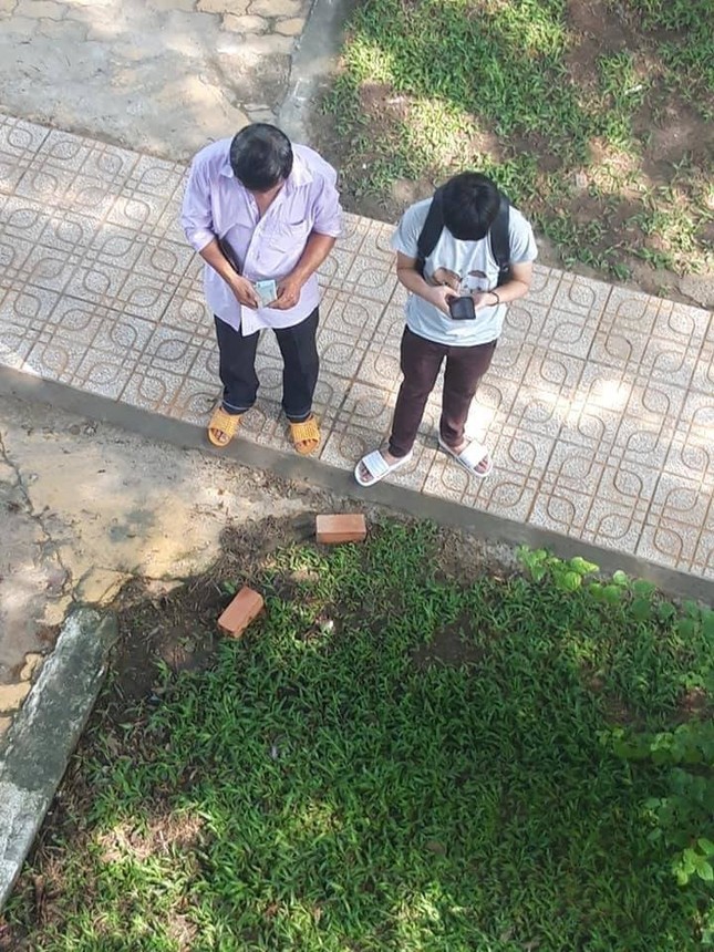 Người cha nghèo dúi từng đồng tiền lẻ cho con trai: "Ráng học nghe con, bố mẹ lo được" ảnh 1